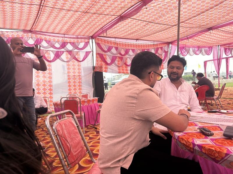 Vantara Heritage Brijghat – Buyers Discussing Plots at Site Event